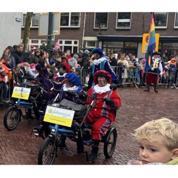 Fietsmaatjes bij Sinterklaas intocht